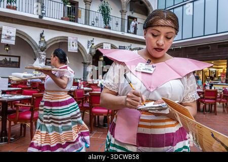 Puebla Mexico, Centro Historico historisches Zentrum, Sanborns Puebla Centro Restaurant, Kellnerin Erwachsene hispanische Frau, die Bestellung schreibt, zweite Kellnerin ca. Stockfoto
