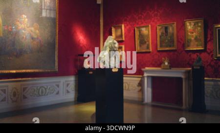 Die Kunstgalerie verschwimmt sanft mit Bokeh auf Skulpturen und gerahmten Gemälden, Museumshintergrund; Hintergrundhintergrund Copyspace. Stockfoto