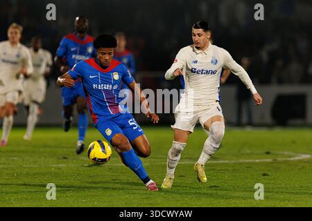 Francisco Chissumba und Borja Sainz während des Spiels der Liga Portugal zwischen den Teams des FC Alverca und des FC Porto (Bilder von Maciej Rogowski/Ball Raw) Stockfoto