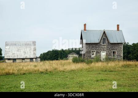 Verlassenes Bauernhaus und Scheune auf der Bruce Peninsula, Kanada. Ländliches Erbe in ruhiger ländlicher Landschaft. Stockfoto