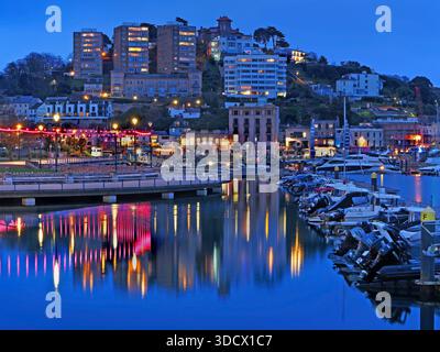 Großbritannien, Devon, Torquay Harbour bei Nacht. Stockfoto