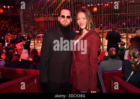 Joelina Drews mit Freund Adrian Louis / Premiere / Winterspielzeit 2025 / Circus Krone / Ich. Du, Wir. Krone / Manege / Kronebau / München / 25. Dezember 2025 *** Joelina Drews mit Freund Adrian Louis Premiere Wintersaison 2025 Circus Krone Ich du, Wir Krone Manege Kronebau München 25. Dezember 2025 Stockfoto