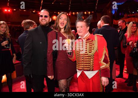 Joelina Drews mit Freund Adrian Louis / Premiere / Winterspielzeit 2025 / Circus Krone / Ich. Du, Wir. Krone / Manege / Kronebau / München / 25. Dezember 2025 *** Joelina Drews mit Freund Adrian Louis Premiere Wintersaison 2025 Circus Krone Ich du, Wir Krone Manege Kronebau München 25. Dezember 2025 Stockfoto