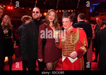 Joelina Drews mit Freund Adrian Louis / Premiere / Winterspielzeit 2025 / Circus Krone / Ich. Du, Wir. Krone / Manege / Kronebau / München / 25. Dezember 2025 *** Joelina Drews mit Freund Adrian Louis Premiere Wintersaison 2025 Circus Krone Ich du, Wir Krone Manege Kronebau München 25. Dezember 2025 Stockfoto