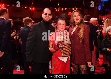 Joelina Drews mit Freund Adrian Louis / Premiere / Winterspielzeit 2025 / Circus Krone / Ich. Du, Wir. Krone / Manege / Kronebau / München / 25. Dezember 2025 *** Joelina Drews mit Freund Adrian Louis Premiere Wintersaison 2025 Circus Krone Ich du, Wir Krone Manege Kronebau München 25. Dezember 2025 Stockfoto