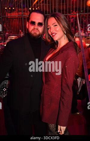 Joelina Drews mit Freund Adrian Louis / Premiere / Winterspielzeit 2025 / Circus Krone / Ich. Du, Wir. Krone / Manege / Kronebau / München / 25. Dezember 2025 *** Joelina Drews mit Freund Adrian Louis Premiere Wintersaison 2025 Circus Krone Ich du, Wir Krone Manege Kronebau München 25. Dezember 2025 Stockfoto