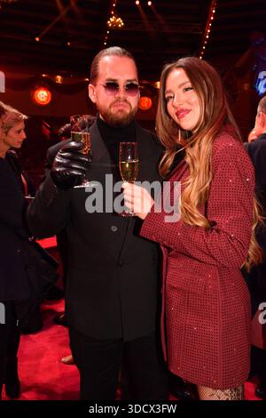 Joelina Drews mit Freund Adrian Louis / Premiere / Winterspielzeit 2025 / Circus Krone / Ich. Du, Wir. Krone / Manege / Kronebau / München / 25. Dezember 2025 *** Joelina Drews mit Freund Adrian Louis Premiere Wintersaison 2025 Circus Krone Ich du, Wir Krone Manege Kronebau München 25. Dezember 2025 Stockfoto