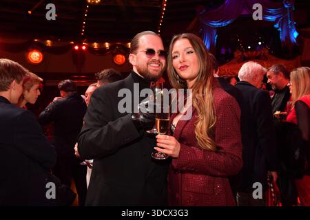 Joelina Drews mit Freund Adrian Louis / Premiere / Winterspielzeit 2025 / Circus Krone / Ich. Du, Wir. Krone / Manege / Kronebau / München / 25. Dezember 2025 *** Joelina Drews mit Freund Adrian Louis Premiere Wintersaison 2025 Circus Krone Ich du, Wir Krone Manege Kronebau München 25. Dezember 2025 Stockfoto