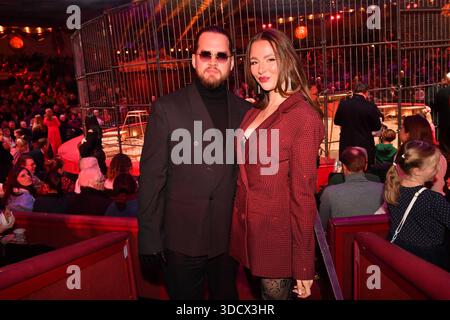 Joelina Drews mit Freund Adrian Louis / Premiere / Winterspielzeit 2025 / Circus Krone / Ich. Du, Wir. Krone / Manege / Kronebau / München / 25. Dezember 2025 *** Joelina Drews mit Freund Adrian Louis Premiere Wintersaison 2025 Circus Krone Ich du, Wir Krone Manege Kronebau München 25. Dezember 2025 Stockfoto