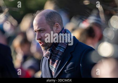 Sandringham, Norfolk, Großbritannien. Dezember 2025. William, Prince of Wales, begrüßt wohlwollende Willenswünsche beim Verlassen der St. Mary Magdalene Church auf dem Sandringham Estate nach dem Besuch des Weihnachtsgottesdienstes. Quelle: MartinJPalmer/Alamy Live News Stockfoto