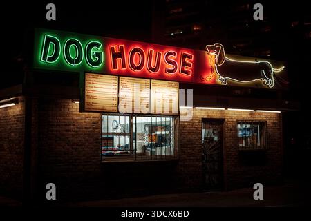 Dog House Drive in Vintage Neonschild bei Nacht auf der Route 66 in Albuquerque, New Mexico Stockfoto