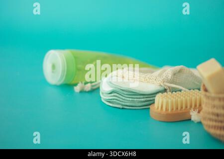 Grünes Gel und Körperpflegeartikel auf blauem Hintergrund Stockfoto
