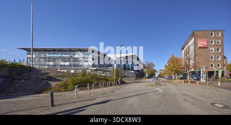 Wunderino Arena Mehrzweckhalle, allgemeine Architektur, Backsteingebäude, Wohn- und Geschäftsgebäude, Werbeflaggen auf der Flagge Stockfoto