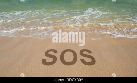 SOS-Nachricht geschrieben in den Sand an einem Strand mit Wellen, die hereinkommen. Konzept für Notfall, Hilfe oder Gefahr. Urlaub am Strand mit SOS Wort. Stockfoto