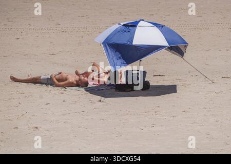 26. Dezember 2025. Strandbesucher genießen das heiße Wetter am Strand, Adelaide, Australien Stockfoto