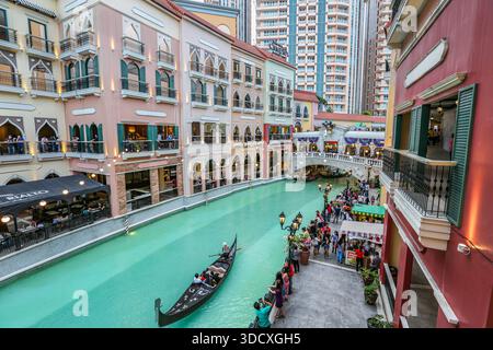 Gondelfahrt entlang des offenen Kanals in der Venice Grand Canal Mall in McKinley Hill (Megaworld Lifestyle Malls), Taguig City, Metro Manila, Philippinen Stockfoto