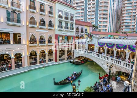 Gondelfahrt entlang des offenen Kanals in der Venice Grand Canal Mall in McKinley Hill (Megaworld Lifestyle Malls), Taguig City, Metro Manila, Philippinen Stockfoto