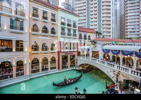 Gondelfahrt entlang des offenen Kanals in der Venice Grand Canal Mall in McKinley Hill (Megaworld Lifestyle Malls), Taguig City, Metro Manila, Philippinen Stockfoto