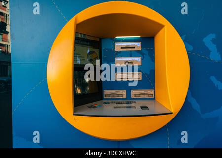 CaixaBank Geldautomat in Teneriffa, Kanarische Inseln, Spanien - 1. dezember 2025. Hochwertige Fotos Stockfoto