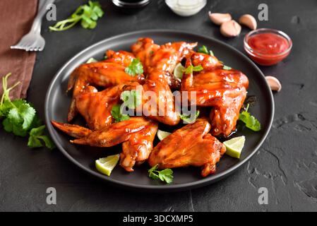 Gebratene Hähnchenflügel auf Platte Stockfoto