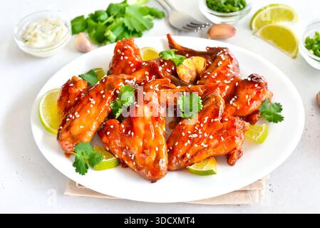 Buffalo Chicken Wings auf Teller, Nahansicht Stockfoto