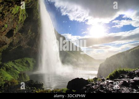 Sonnenstrahlen über dem Seljalandsfoss Wasserfall, Südisland. Stockfoto