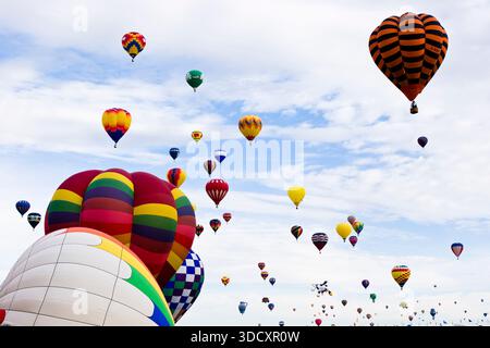 Dutzende Heißluftballons am Himmel während eines Festivals in Albuquerque, New Mexico. Stockfoto