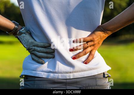 Zurück von weiblicher Golferin, Echenevex, Ain, Frankreich Stockfoto