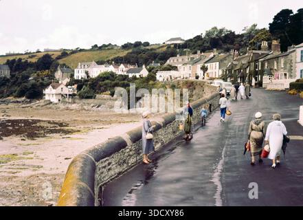 Menschen gehen auf der Küstenpromenade, Lower Castle Road, St. Mawes, Cornwall, England, UK, c 1960 Stockfoto