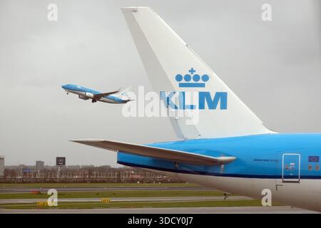 06.12.2024, Amsterdam, Nordholland, NLD - Flugzeug der KLM hebt vom Flughafen Schiphol ab. Abflug, Abheben, Fluggesellschaft, Flughafen, Alltag, Amsterdam, Amsterdam-Schiphol, Aussen, Aussenaufnahme, Boeing, Boeing 737, Emblem, Europa, europaeisch, Ferien, Fernreise, Flieger, Fluggesellschaft, Flughafen Schiphol, Fluglinie, Flugreise, Flugtechnik, Flugzeuge, Gesellschaft, Heck, Heckfluegel, Hollaendisch, Holland, Jahreszeit, Jets, KLM, Kofferwagen, Logo, Luftfahrt, Luftfahrtgesellschaft, niederlaendisch, Niederlande, niemand, Noord-Holland, Nordholland, Passagierflugzeuge, Passagiermaschinen, Stockfoto