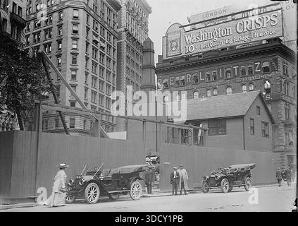 Aquädukt Schacht, Broadway [zwischen ca. 1910 und ca. 1915] Foto zeigt die Ausgrabungsstätte des New York City Aquädukts am Broadway Stockfoto