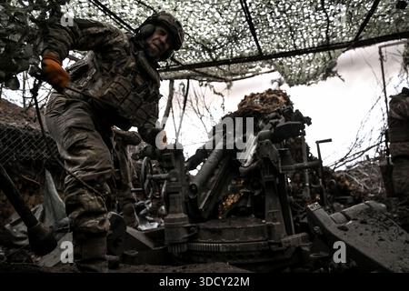 Ein Soldat der 44. Hetman Danylo Apostol Artilleriebrigade der ukrainischen Streitkräfte feuert eine Haubitze M777 während einer Kampfmission in der Region Dnipropetrowsk, Ukraine, am 24. Dezember 2025. (Foto: Dmytro Smolienko/Ukrinform) Stockfoto