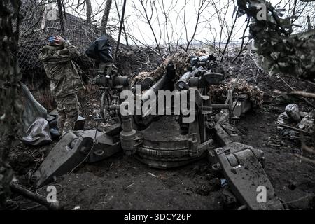 Ein Soldat der 44. Hetman Danylo Apostol Artilleriebrigade der ukrainischen Streitkräfte feuert eine Haubitze M777 während einer Kampfmission in der Region Dnipropetrowsk, Ukraine, am 24. Dezember 2025. (Foto: Dmytro Smolienko/Ukrinform) Stockfoto