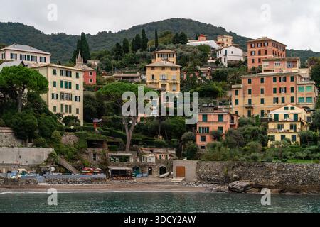 Hügellandhäuser an der felsigen Küste in Camogli, italienische Riviera Stockfoto