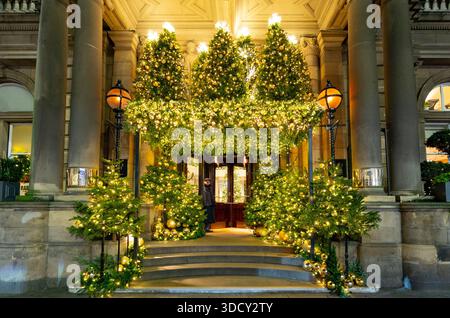 Nächtlicher Blick auf den Eingang zum Balmoral Hotel mit Dekoration zu Weihnachten in Edinburgh, Schottland, Großbritannien Stockfoto