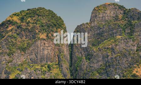 Kalksteinklippen der Maya Bay Stockfoto