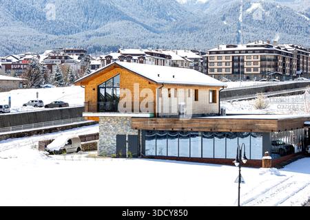Bansko, Bulgarien - 7. April 2025: Winterstraße Hochwinkelblick, Häuser und Pirin Schneeberge im bulgarischen Skigebiet Stockfoto