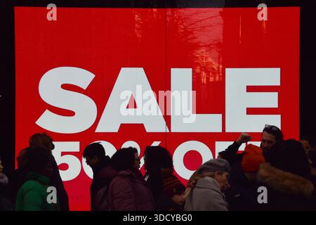 London, Großbritannien. Dezember 2025. Käufer gehen am zweiten Weihnachtsfeiertag an einem Verkaufsschild in einem Geschäft in der Oxford Street vorbei. Quelle: Vuk Valcic/Alamy Live News Stockfoto
