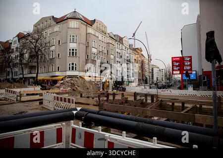 Am 26. Dezember 2025 durchschneidet ein leerer Baukorridor eine Berliner Straße, in der Maschinen und Schranken vorhanden sind, aber keine Arbeiter vor Ort sind. Das Projekt scheint für die Ferienzeit unterbrochen zu sein, so dass Umwege und Fahrspuren in Kraft bleiben. Die arbeitslose Arbeitszone kommt vor dem Hintergrund von Warnungen der deutschen Arbeitsbehörden, dass der Arbeitsmarkt zum Stillstand gekommen ist und die Chancen, wieder in Beschäftigung zu kommen, auf ein ungewöhnlich niedriges Niveau gefallen sind. (Foto: Michael Kuenne/PRESSCOV/SIPA USA) Stockfoto