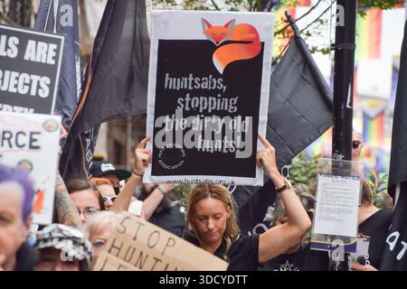 London, Großbritannien. Juli 2023. Jagdsaboteure und Tierschützer marschierten durch die Londoner Innenstadt zur Downing Street und forderten, dass das Jagdverbot für Fuchs durchgesetzt wird. Obwohl Jagd mit Hunden illegal ist, betreiben Jagdgruppen immer noch die sogenannte Wanderjagd, die Aktivisten als Rauchwand für die eigentliche Fuchsjagd bezeichnen. Quelle: Vuk Valcic/Alamy Live News Stockfoto