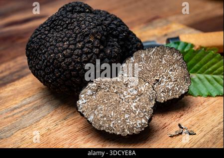 Köstliche Pilze, frische schwarze Sommertrüffelpilze aus Italien für die Zubereitung von Trüffelgerichten mit leckerem Aroma, kulinarisches Restaurant in Frankreich Stockfoto