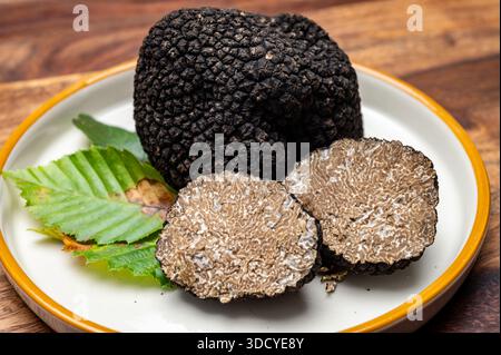 Köstliche Pilze, frische schwarze Sommertrüffelpilze aus Italien für die Zubereitung von Trüffelgerichten mit leckerem Aroma, kulinarisches Restaurant in Frankreich Stockfoto