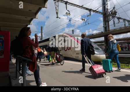 FRANKREICH, TOULOUSE, 2024-05-31. Bahnsteig des Bahnhofs Matabiau. Fotografiert von Sebastien PIGNOL / COLLECTIF DR.FRANCE, TOULOUSE, 2024-05-31. Quai de la gare Stockfoto