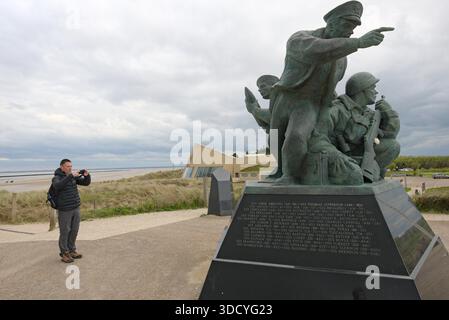 Frankreich, Sainte-Marie du Mont, 10.04.2024. Touristen in der Nähe der Gedenkstatuen am STRAND VON UTAH. Stockfoto