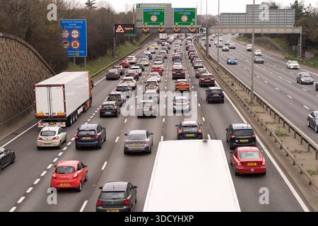 Dartford Bridge, Großbritannien. Dezember 2025. Während der Flut an Nachweihnachtsreisen bilden sich am zweiten Weihnachtsfeiertag Warteschlangen von Autos und Lastkraftwagen auf dem nordwärts gerichteten Weg zum Dartford Crossing in Kent. Quelle: xiu bao/Alamy Live News Stockfoto