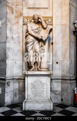 Marmorstatue von Samuel Johnson, dem berühmten englischen Schriftsteller und Lexikographen, in der St Paul’s Cathedral, Projekt von Sir Christopher Wren, in London, Großbritannien Stockfoto
