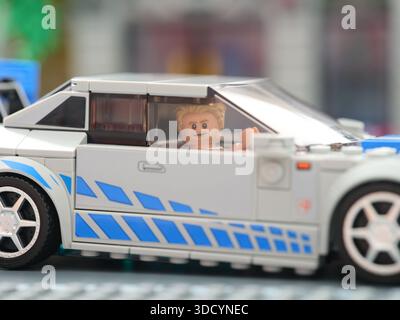 Tambov, Russland – 21. August 2025 Nahaufnahme eines Lego Speed Champions Nissan Skyline GT-R (R34) Autos mit Brian OConner Minifigur Stockfoto