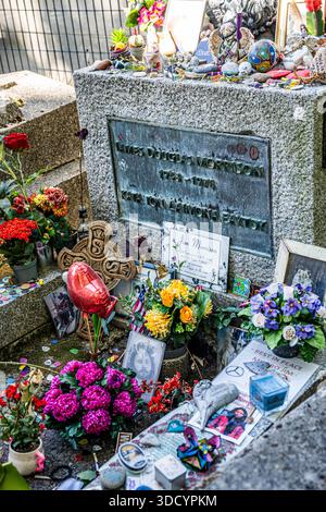 Grab von Jim Morrison, legendärer Sänger der Türen, geschmückt mit zahlreichen Angeboten von Fans auf dem historischen Friedhof Père Lachaise in Paris, Frankreich Stockfoto