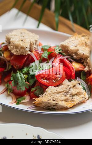 Panzanella italienischer Tomatensalat mit rustikalem Brot Stockfoto