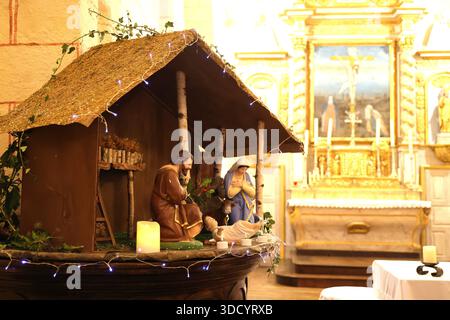 Limousin, Frankreich. Dezember 2025. Weihnachtskrippe mit dem Jesuskind, das am Weihnachtstag geboren wurde, in einer Landkirche in Limousin. Quelle: Hugo Martin/Alamy Live News. Stockfoto